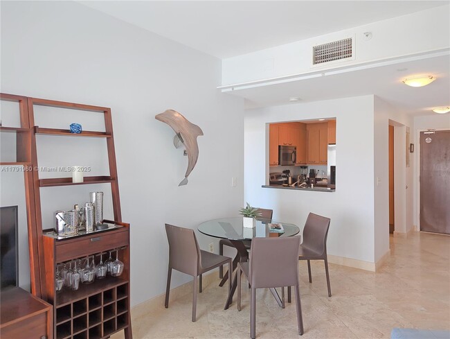 Building Photo - 225 Collins Ave
