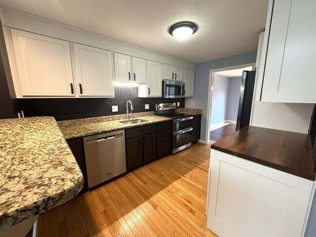 Foto del edificio - 49 Brickett Hill Cir