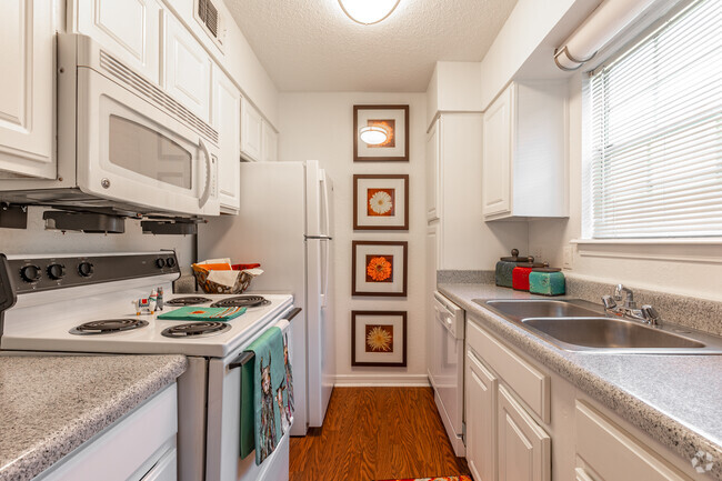 A2 - Kitchen - Magnolia Apartments