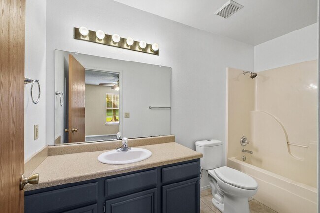 Foto del edificio - 3 Bedroom 2 Bath Duplex with Garage