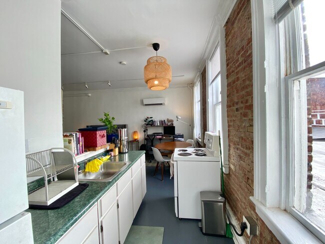 Building Photo - 611 Warren St