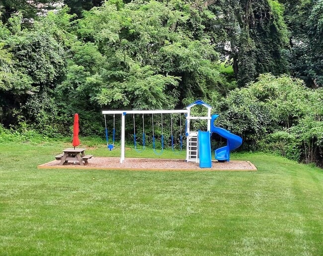 Building Photo - Delightful 4BR TH in highly desired Chapel...