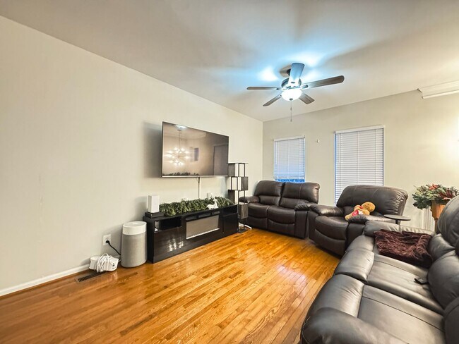 Foto del edificio - Beautiful 3 Bed 3.5 Bath Interior Townhome In Vibrant Brambleton Landbay