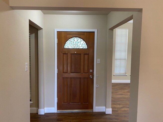 Building Photo - Welcome home to 117 Richardson!