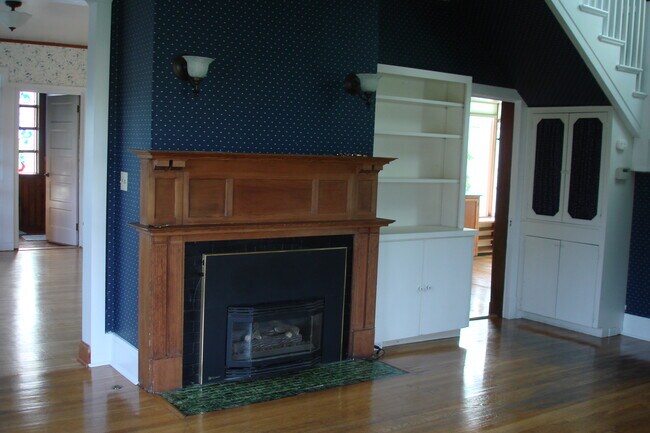 Sala de estar, chimenea con leños de gas, entrada a la cocina a la derecha, comedor a la izquierda. - 3402 N 28th St