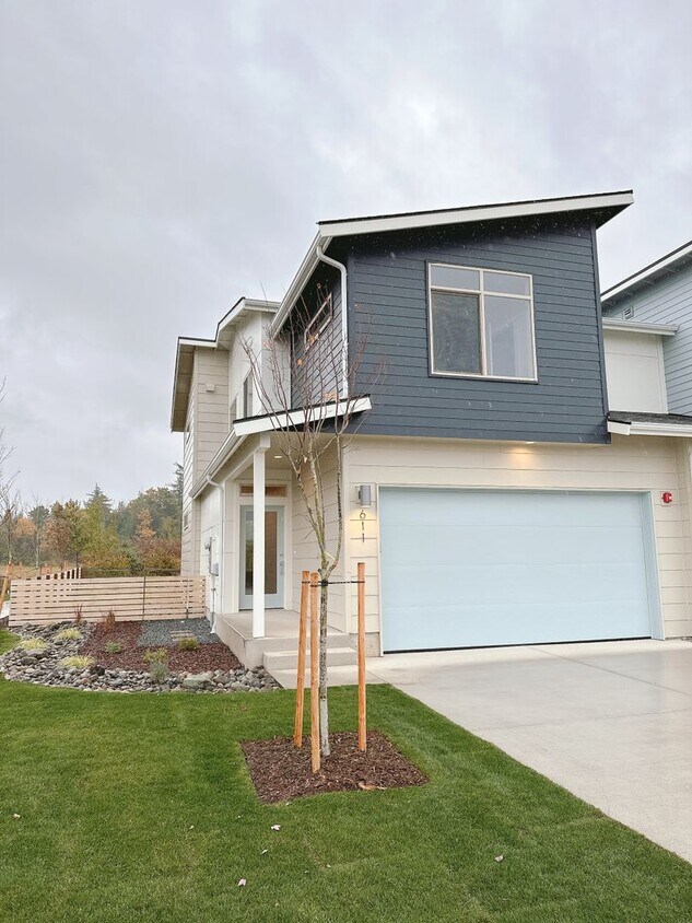 Foto principal - New 3 bdrm, 2.5 bath in Cordata Neighborhood