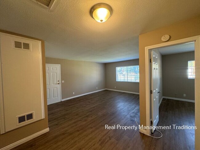 Building Photo - Spacious 2 + 1 Apartment in Palmdale