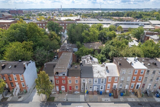 Foto del edificio - Spacious 2BR/2.5BA Townhome with Finished Basement & Extra Storage