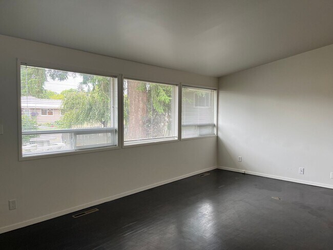 Building Photo - Three Bedroom House