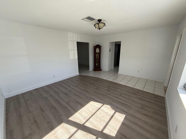 Building Photo - 6805 NW 75th Dr