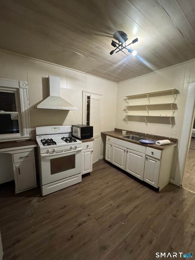 Building Photo - 18 Woolsey St