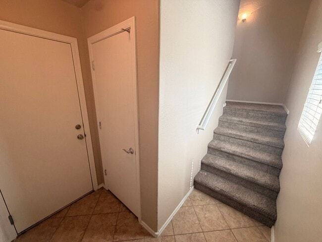 Building Photo - End Unit 2 bed/2.5 bath Town Home Ready 4 Move In!