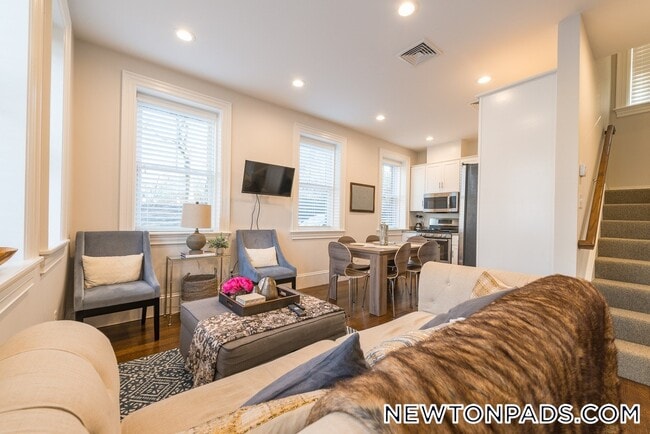 Foto del edificio - 2044 Beacon St