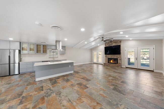 Foto del edificio - Spacious 4-Bedroom Retreat with Fireplace & Island Kitchen in New Braunfels