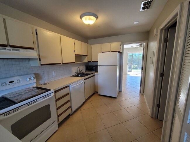 Building Photo - 4513 SW 8th Ct