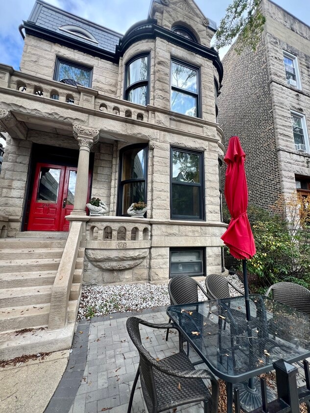 Historic Greystone built in 1909 with original woodwork, hardwood floors and curved windows - 938 W Newport Ave
