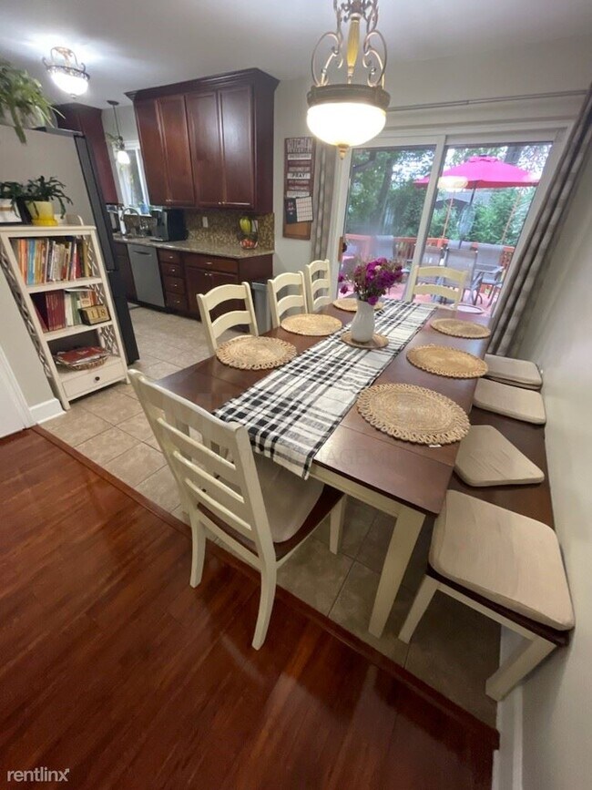 Foto del edificio - 4 br, 3 bath House - 18994 Irving St
