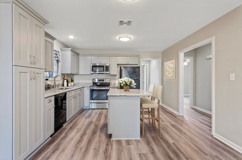 Primary Photo - 107 Center Cir