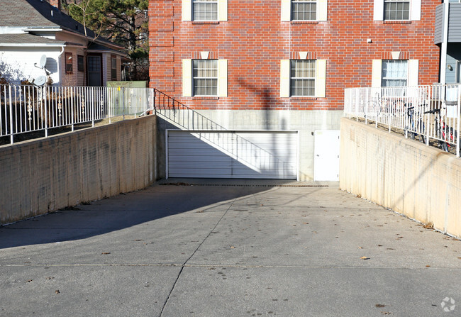 Building Photo - Cambridge Apartments