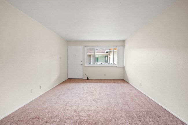 Building Photo - Garage & In-Unit Laundry! 3 Bedroom Apartm...