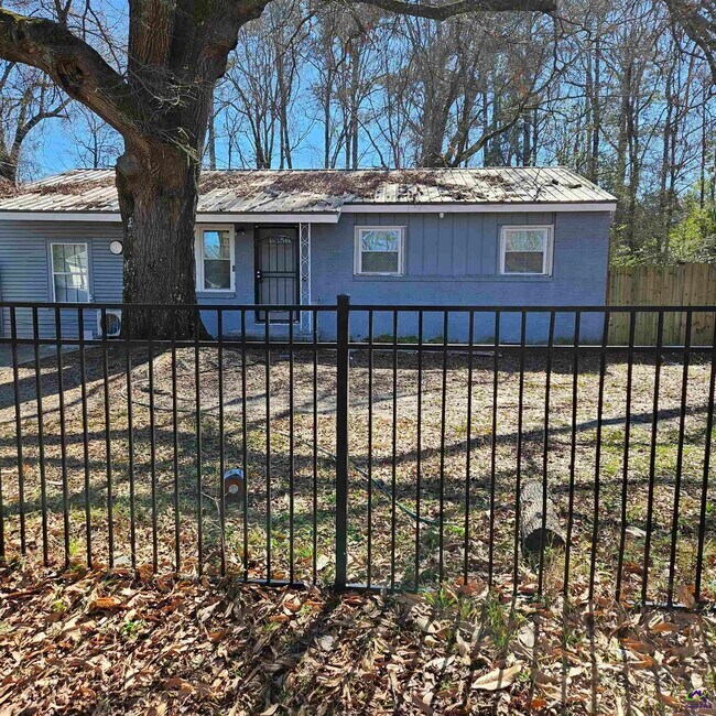 Building Photo - 306 Kingsbury Cir