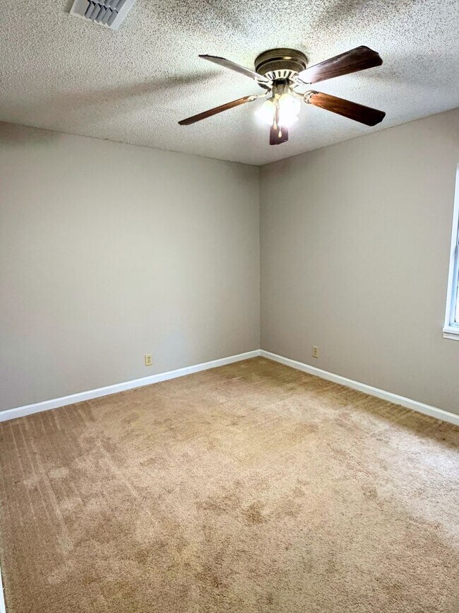 Foto del edificio - 4/2 with LARGE fenced in yard and recently renovated!