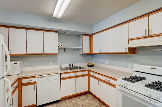 Foto del edificio - 3 Bedroom, 2.5 Bath Condo in Madrona Heights - Water/Sewer/Garbage included!