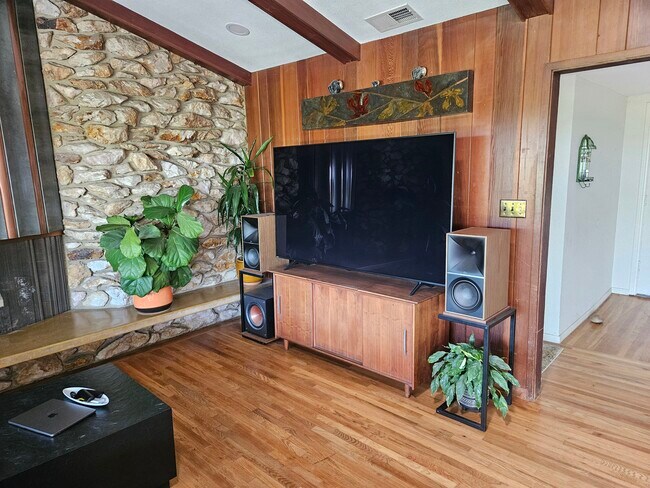 Foto del edificio - 968 Corte Maria Ave
