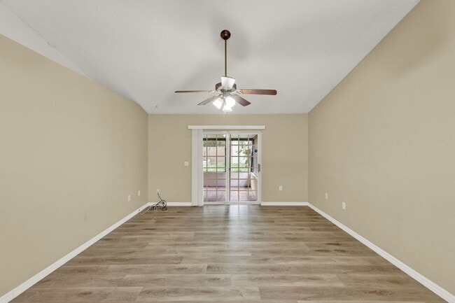 Foto del edificio - "Charming 3-Bed Oasis with 2 Baths and Spacious 1,310 Sq. Ft. in Orlando!"