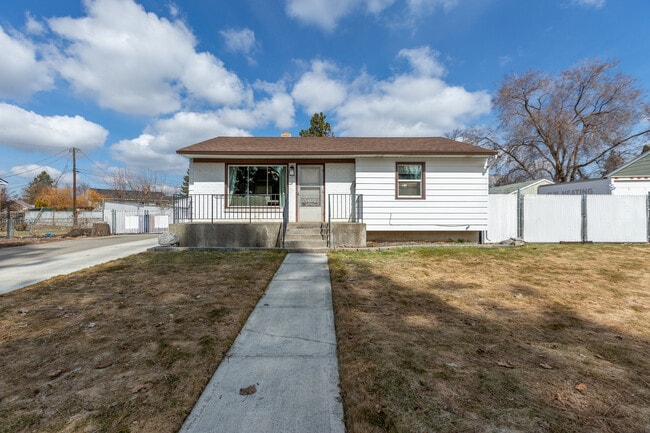 Building Photo - 2920 W Rowan Ave