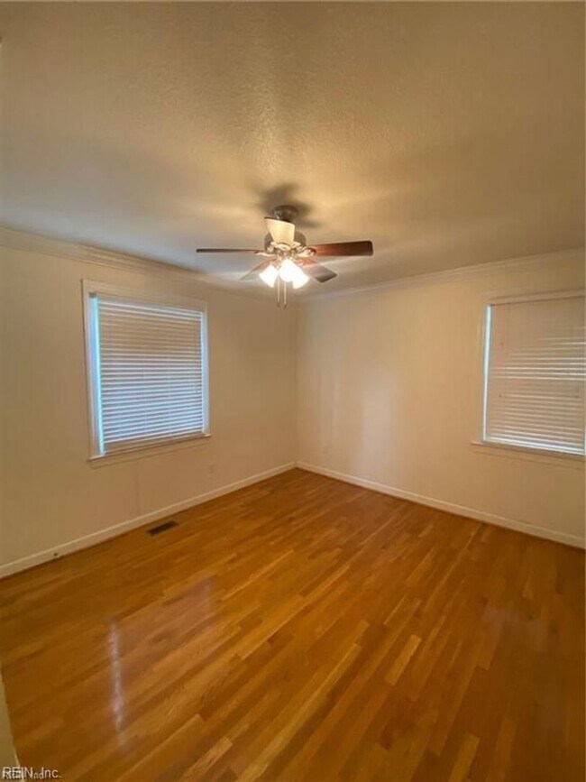 Foto del edificio - 7402 Gleneagles Rd