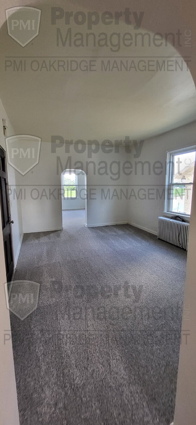 Building Photo - 1 Bedroom Upper Apartment