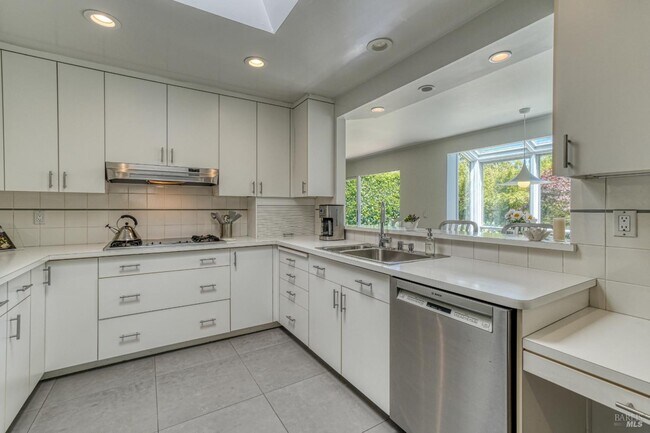 Building Photo - 1704 San Anselmo Ave