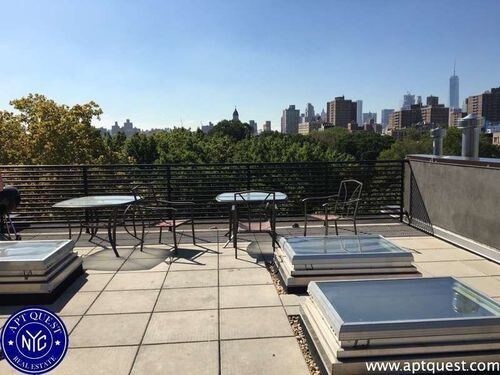 Foto del edificio - 317 E 10th St