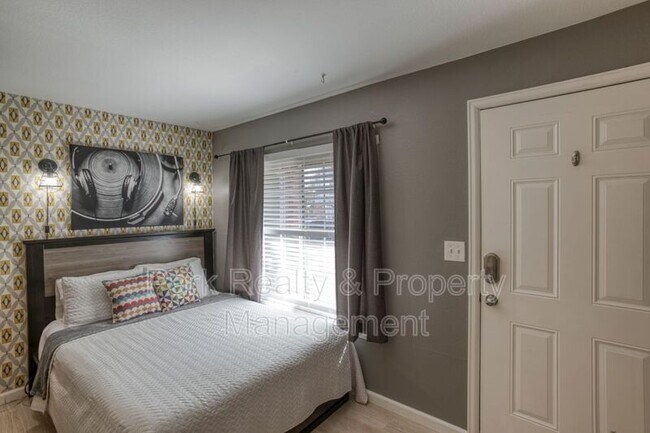 Building Photo - 61 S Sable Blvd