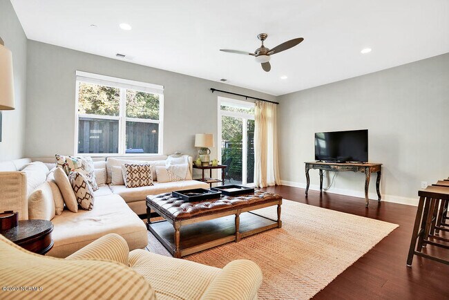 Building Photo - 1670 Fallen Leaf Ln