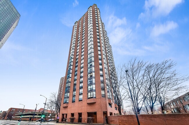 Building Photo - 899 S Plymouth Ct