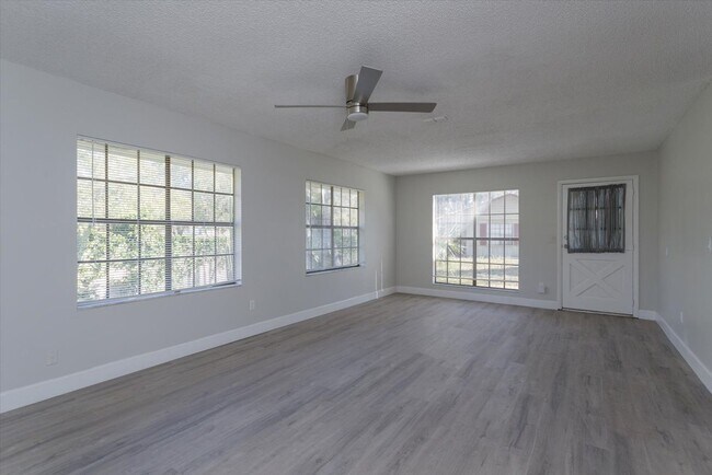 Foto del edificio - Chic 3-Bed Remodel with Pool in Elite School Zone