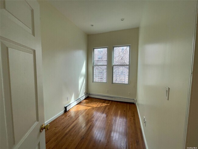 Foto del edificio - 2058 Arthur Ave