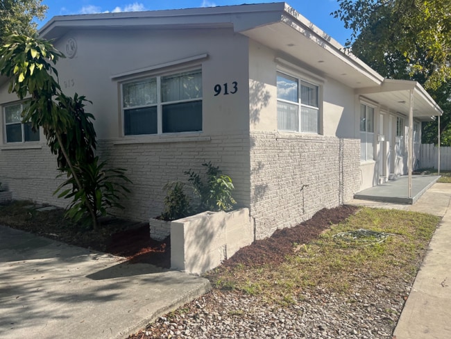 Foto del edificio - 913 SW 4th Terrace
