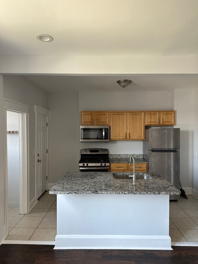 Building Photo - 3 Bedroom with Private Garage