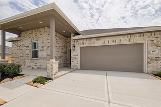 Building Photo - 693 Daniels Lk Ln