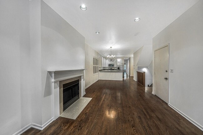 Foto del edificio - Available 6/1/26! Stunning Duplex Steps from Wrigley Field