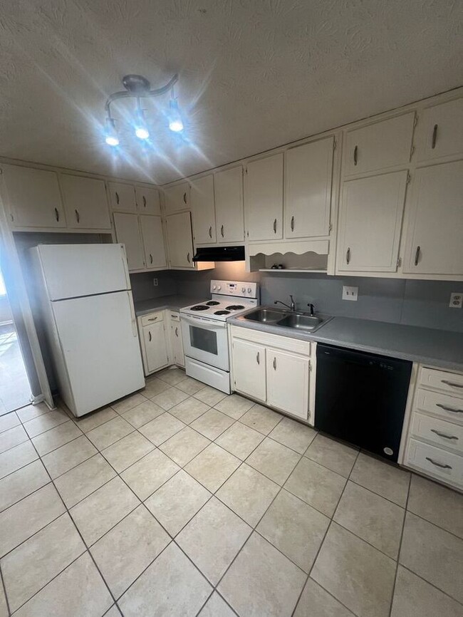 Building Photo - 2 bedroom 1 bath ranch with hardwood floor...