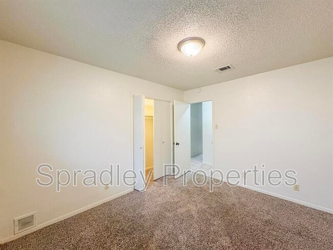 Building Photo - 405A Cheyenne Dr