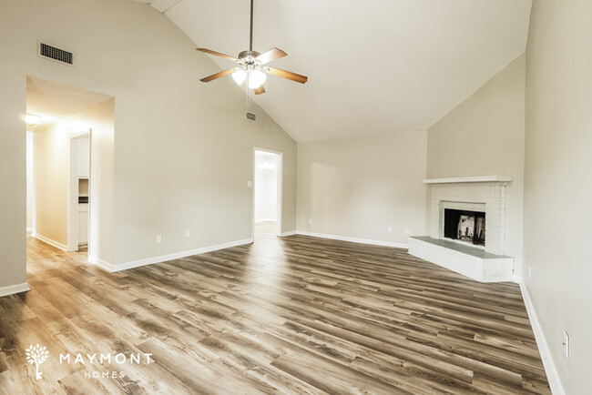 Building Photo - 2946 Dahlia Dr