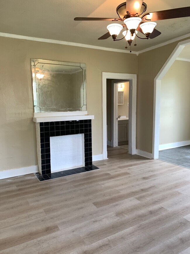 Building Photo - 5 Bedroom HUD Friendly *Available Now*!