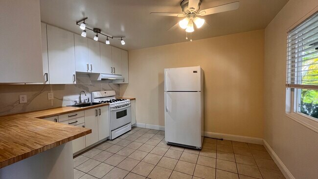 Kitchen & window - 114 Carolina St