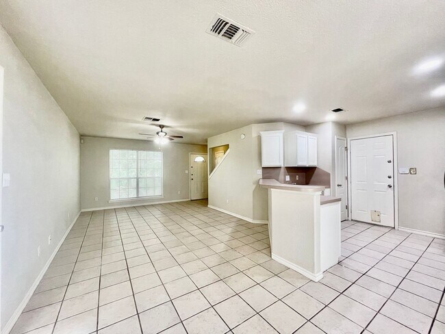 Foto del edificio - Comfort & Charm in Castle Forest - Reduced Deposit for Qualified Applicants!