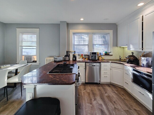 Foto del edificio - 235-237 Chestnut Hill Ave